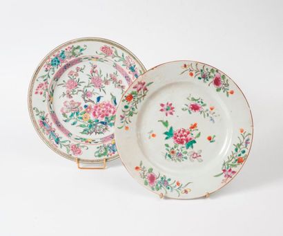 null Deux assiettes en porcelaine, Compagnie des Indes, à motifs floraux. 

Chine,...