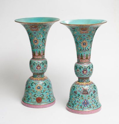 null Paire de vases de forme Gu en porcelaine à décor en émaux polychromes de la...
