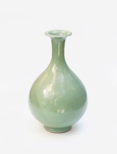 null Vase de forme Yuhuchun émaillé céladon à motifs floraux. Chine, dynastie Qing....