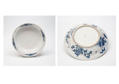 null Grand plat chinois en porcelaine bleu et blanc Hue, décor de fleurs, cerisier...