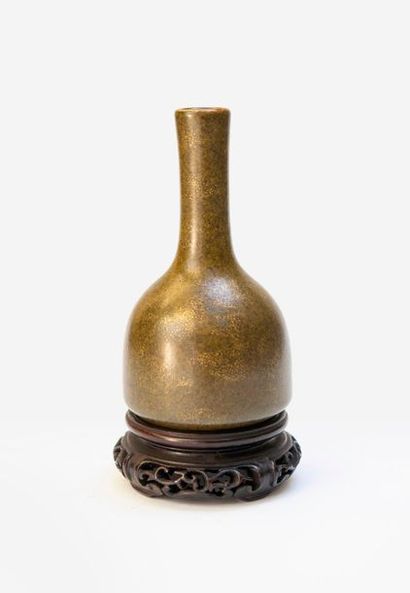 null Vase en forme de cloche à long col droit émail feuille de thé et doré avec son...