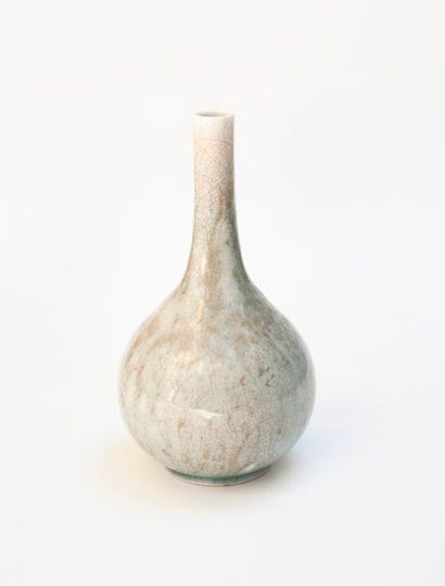 null Petit vase bouteille à long col étroit en grès émaillé gris craquelé. Chine,...