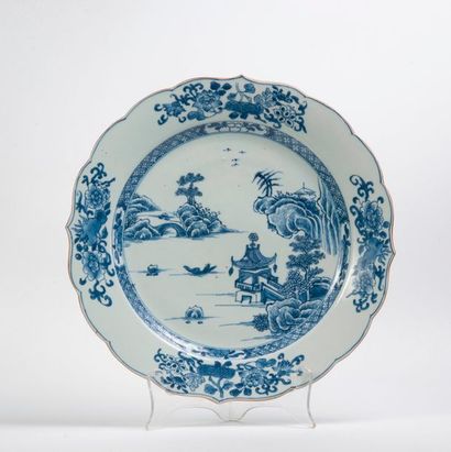 null Grande assiette en porcelaine bleu blanc. Chine, XVIIIe siècle. Diamètre : 35,5cm...