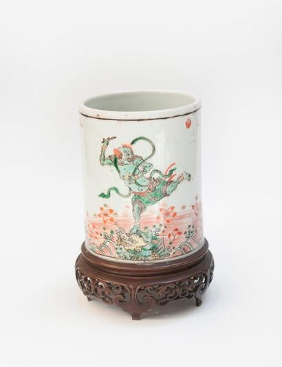 null Pot à pinceau de forme bitong en porcelaine à décor en émaux polychromes de...