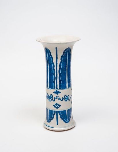 null Vase rouleau en porcelaine bleu-blanc, à décor de feuillages bouddhiques.

Époque...