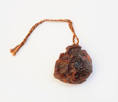 null Pendentif en ambre à décor sculpté d’un paysan avec son bœuf travaillant la,...