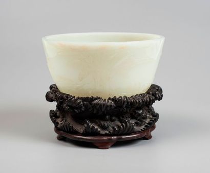 null Rare bol en jade blanc crème sculpté à décor de coqs et d’enfants. Chine, XVIIe...