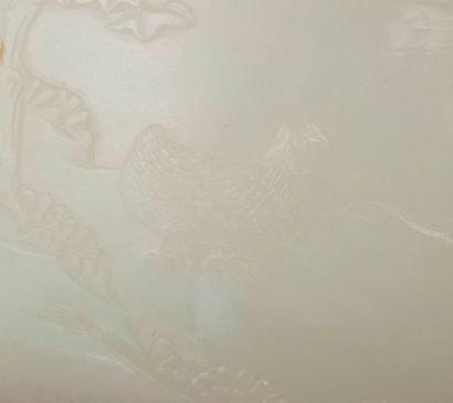 null Rare bol en jade blanc crème sculpté à décor de coqs et d’enfants. Chine, XVIIe...