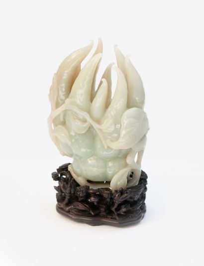 null Sujet en jade céladon représentant une main de bouddha, avec son socle en bois....