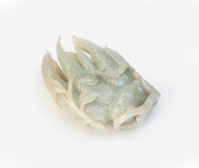 null Sujet en jade céladon représentant une main de bouddha, avec son socle en bois....