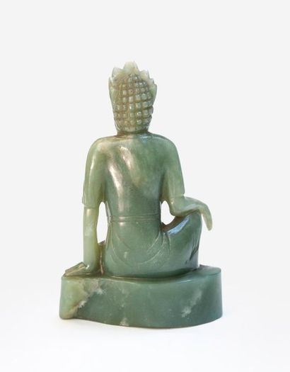 null Sujet en jade céladon représentant une Guanyin en position assise sur un rocher...