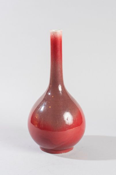 null CHINE, Vase à long col en porcelaine émaillé rouge sang de bœuf. Haut. : 38,5...