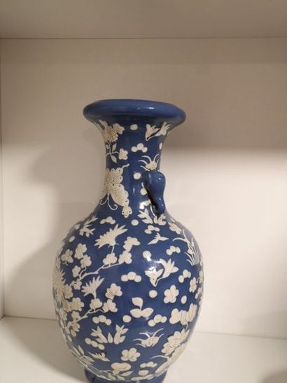 null Vase bleu à décor de papillon prise éléphans

(en l'état sans réclamation) 