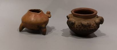 null Ensemble de deux vases précolombien en terre cuite l'un à décor en application...