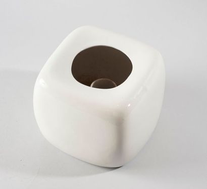 null Vase cubique en faïence émaillé blanc. Vers 1970.

(en l'état sans réclamation)...