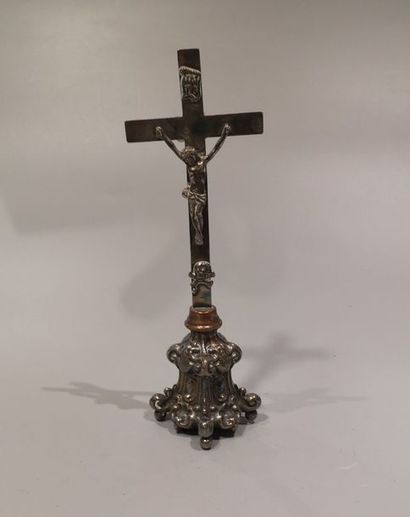 null Crucifix à poser en métal argenté sur socle posant sur quatre boules.

Milieu...