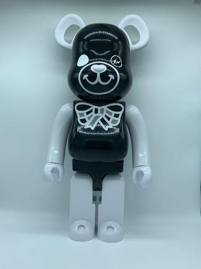 Bearbrick FREEMASONRY 1000%, 2017 



Figurine en vinyle peint 

Empreinte sous les...