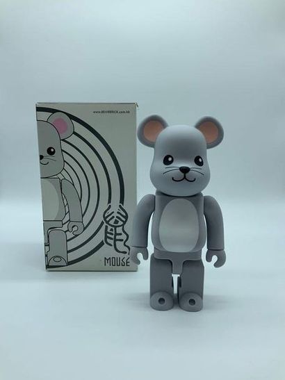 Bearbrick Hong Kong Exclusive - Year of Mouse 400% 



Figurine en vinyle peint 

Empreinte...