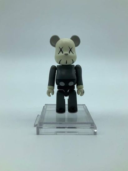 KAWS / Bearbrick KAWS 100% (Gris), 2002 



Figurine en vinyle peint 

Tamponné derrière...