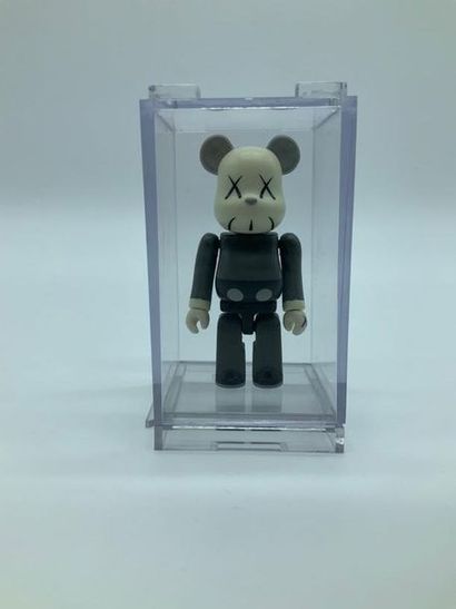 KAWS / Bearbrick KAWS 100% (Gris), 2002 



Figurine en vinyle peint 

Tamponné derrière...