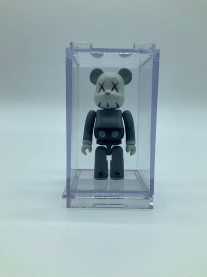 KAWS / Bearbrick KAWS 100% (Gris), 2006 

Figurine en vinyle peint 

Tamponné derrière...