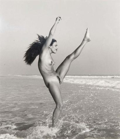 DIENES André de (1913-1985) Nu dans l'eau Tirage argentique d'époque, cachet du photographe...