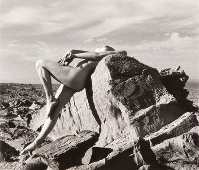 DIENES André de (1913-1985) Nu au rocher Tirage argentique d'époque, cachet du photographe...