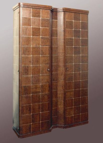 TRAVAIL FRANÇAIS, vers 1925 Armoire en bois fruitier ouvrant à deux portes à motifs...