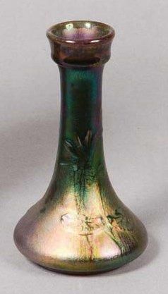 null Soliflore en verre irisé à décor de nénuphars Hauteur: 16 cm
