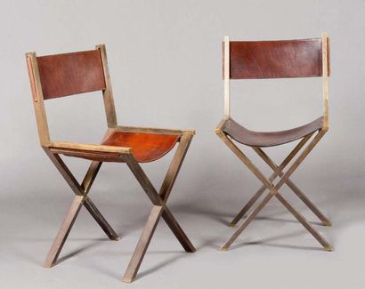 ANGOLOMETALARTE, vers 1970 Paire de chaises en laiton reposant sur un piétement formant...
