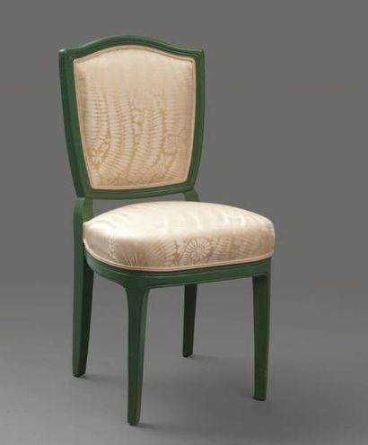 TRAVAIL FRANCAIS, vers 1920 Chaise en bois peint vert, garniture de soierie