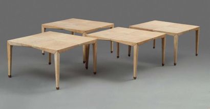 COSP Décorateur, vers 1950 Paire de tables basses pouvant former bouts de canapé...