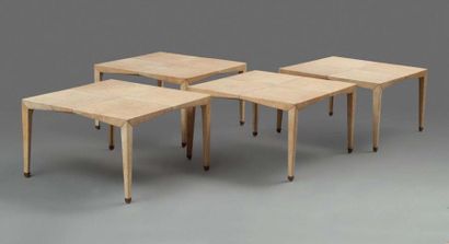 COSP Décorateur, vers 1950 Paire de table basse pouvant former bout de canapé de...