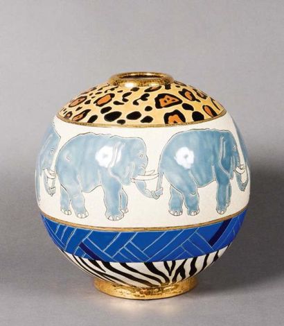 LONGWY- SERIE KENYA Vase boule en émaux de LONGWY à décor d'éléphants numéroté 9...