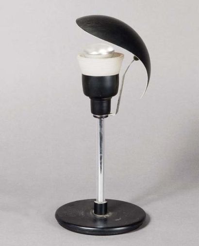 TRAVAIL ETRANGER, vers 1980 Lampe à poser composée d'un tube métallique reposant...