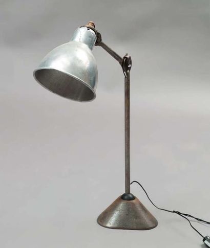GRAS, vers 1930 Lampe de bureau articulée en tôle et aluminium reposant sur une base...