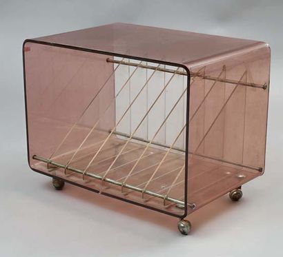 TRAVAIL FRANCAIS, vers 1970 Petit meuble d'appoint en plexiglas teinté monté sur...