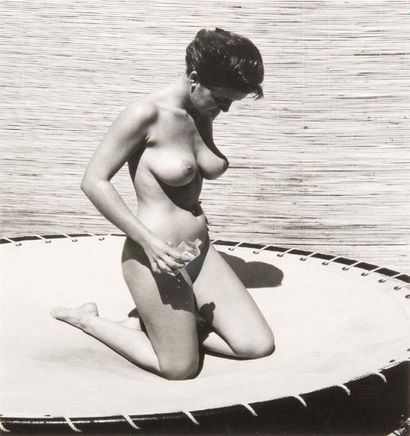 DIENES André de (1913-1985) Nu au trampoline Tirage argentique d'époque, cachet du...