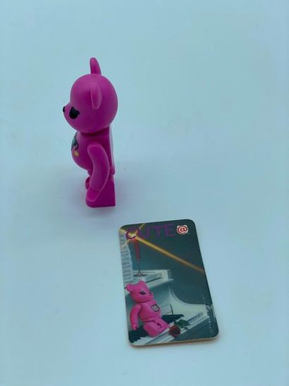 Be@rbrick Be@rbrick 

Series 3 – Pink Bomb (Cute) 100%, 2002 



Figurine en vinyle...