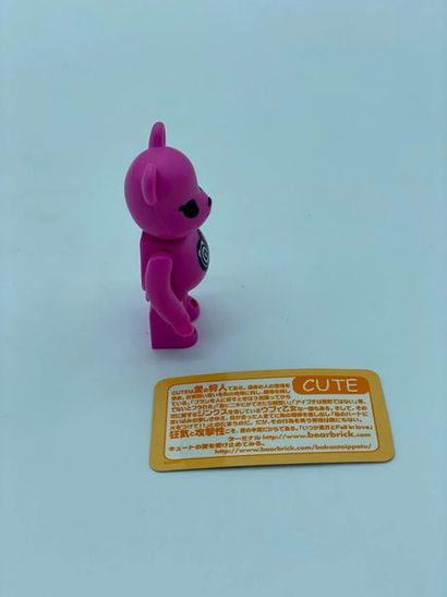 Be@rbrick Be@rbrick 

Series 3 – Pink Bomb (Cute) 100%, 2002 



Figurine en vinyle...