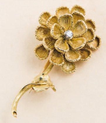 null Broche «fleur» en or jaune sertie en son centre d'un diamant taillé en brillant....