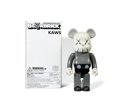 KAWS (Américain, né en 1974) Bearbrick Companion 1000% (Grey), 2002 Figurine en vinyle...
