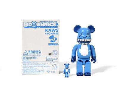 KAWS (Américain, né en 1974) Bearbrick Chompers 400% & 100%, 2003 Figurine en vinyle...