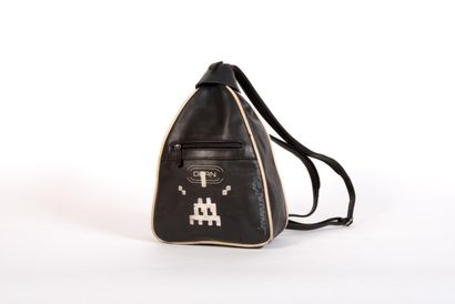 INVADER (Français, né en 1969) INVADER (French, born in 1969)

Black skai backpack

Painted...