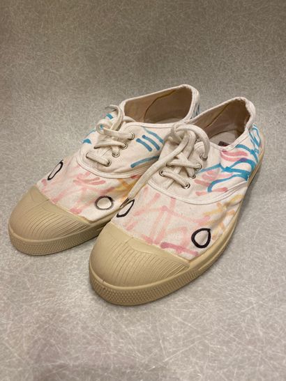 null 
JONONE X BENSIMON

Paire de tennis blanche peint par l'artiste Vendu par Agnès...