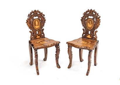 Deux chaises en bois sculpté à décor 
de...