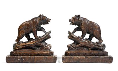 null Pair of bears forming a pendant in plaster

with a wood-like patina

20 × 21...