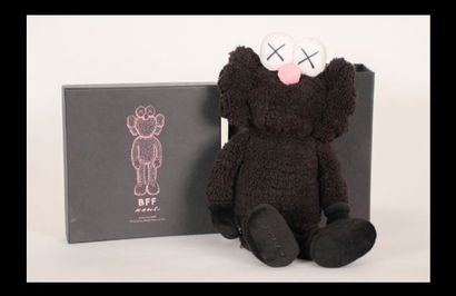 KAWS (Américain, né en 1974) BFF Plush (Black), 2016 Peluche. Edition à 3000 exemplaires....