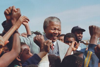 AFP - Walter DHLADHLA AFP - Walter DHLADHLA

ANC president Nelson Mandela surrounded...