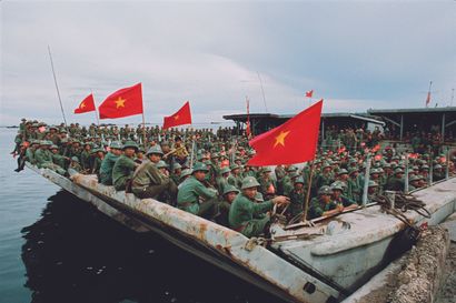 AFP - Kraipit PHANVUT AFP - Kraipit PHANVUT

Des soldats vietnamiens attendent leur...